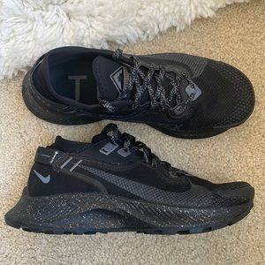 Nike💧proof run shoes